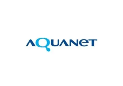 Logo firmy Aquanet na białym tle. Logo składa się z niebieskiego napisu "Aquanet" z charakterystyczną kroplą wody w literze "Q".