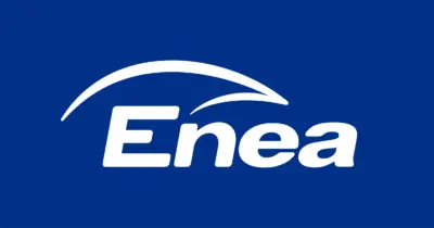 Logo firmy Enea przedstawiające nazwę firmy w białym kolorze na niebieskim tle, z charakterystycznym łukiem nad literą "E".