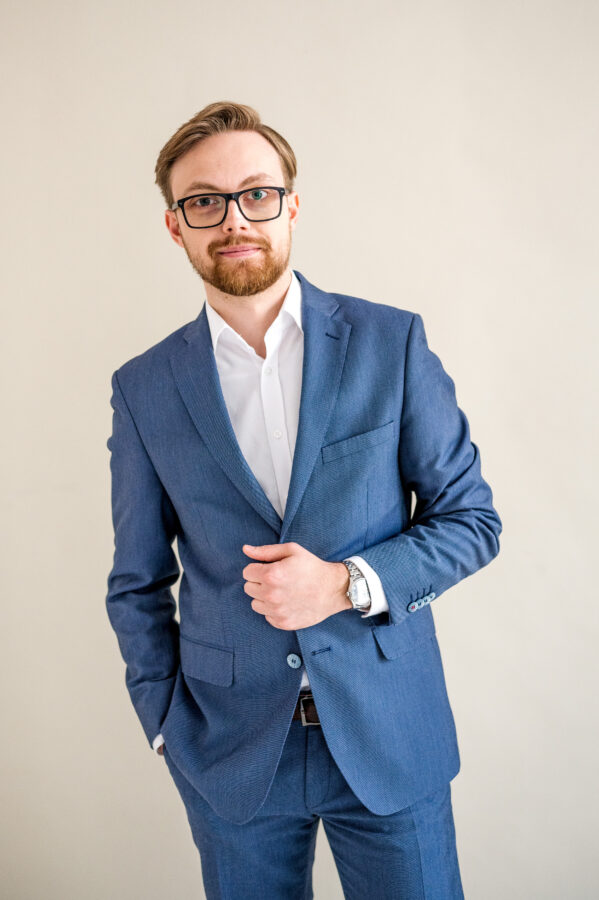 Zdjęcie przedstawia Wojciecha Mateckiego, który jest ubrany w elegancki niebieski garnitur. Wojciech Matecki jest związany z Uniwersytetem Ekonomicznym w Poznaniu, gdzie aktywnie uczestniczy w życiu akademickim.