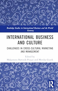 Zdjęcie przedstawia okładkę książki pt. "International Business and Culture: Challenges in Cross-Cultural Marketing and Management". Na górze okładki, na niebieskim tle z białym, wzorzystym motywem, znajduje się napis "Routledge Studies in International Business and the World Economy". Centralna część okładki jest biała z tytułem książki w czarnym kolorze. Pod tytułem znajduje się podtytuł "Challenges in Cross-Cultural Marketing and Management". Na dole okładki widnieje informacja o redaktorach książki: Małgorzata Bartosik-Purgat i Monika Guzek. W prawym dolnym rogu znajduje się logo wydawnictwa Routledge.