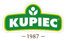Zdjęcie przedstawia logo firmy Kupiec. Logo składa się z zielonego prostokąta z zaokrąglonymi rogami, na którym widnieje biały napis "KUPIEC". Nad napisem znajduje się symbol przypominający stylizowaną roślinę lub człowieka w kolorze białym. Całość jest otoczona cienką żółtą linią. Pod logo znajduje się napis "1987" z dwoma poziomymi liniami po bokach.