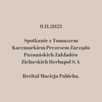 Grafika z zaproszeniem na spotkanie, które odbędzie się 9 listopada 2023, oraz na recital Macieja Pabicha. Tekst zapisany ciemnym fontem na jasnym, beżowym tle.