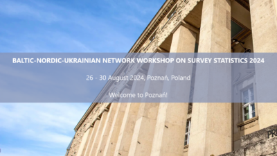 Grafika promująca warsztat statystyki ankietowej, który odbędzie się w dniach 26-30 sierpnia 2024 w Poznaniu, z napisem "Welcome to Poznań!" na tle budynku z klasycznymi kolumnami.