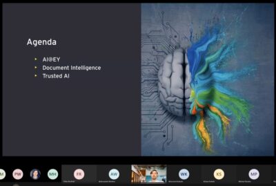 Zrzut ekranu z prezentacji online. Po lewej stronie widoczna agenda z punktami: AI@EY, Document Intelligence, Trusted AI. Po prawej stronie znajduje się grafika przedstawiająca mózg, którego lewa strona jest szara i mechaniczna, a prawa kolorowa, dynamiczna i pełna abstrakcyjnych kształtów. Na dole ekranu widoczne są miniatury uczestników wideokonferencji.