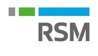 Logo firmy RSM. Szary kwadrat, zielony prostokąt i niebieski prostokąt ułożone poziomo nad szarym napisem RSM.