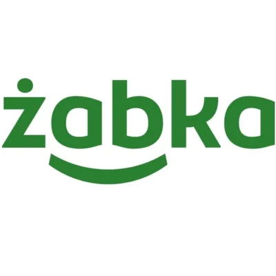 Grafika przedstawia logo sieci sklepów Żabka. Składa się ono z napisu "żabka" pisanego małą literą, w kolorze ciemnozielonym. Nad literą "ż" znajduje się zielona kropka, a pod literami "abk" umieszczony jest łukowaty kształt, również w kolorze ciemnozielonym, przypominający uśmiech. Tło logo jest białe.