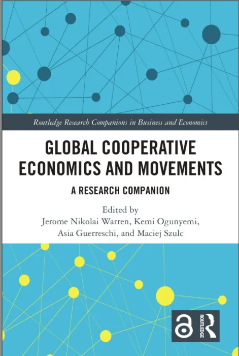 Okładka książki naukowej zatytułowanej Global Cooperative Economics and Movements: A Research Companion pod redakcją Jerome'a Nikolaia Warrena, Kemi Ogunyemi, Asi Guerreschi i Macieja Szulca. Książka wydana w serii Routledge Research Companions in Business and Economics przez wydawnictwo Routledge. Góra i dół okładki ozdobione są motywem połączonych ze sobą węzłów sieci na błękitnym tle.