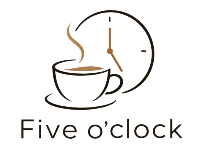 Logo przedstawiające filiżankę gorącej kawy na spodku na tle tarczy zegara ze wskazówkami oraz czarny napis „Five o'clock” poniżej.