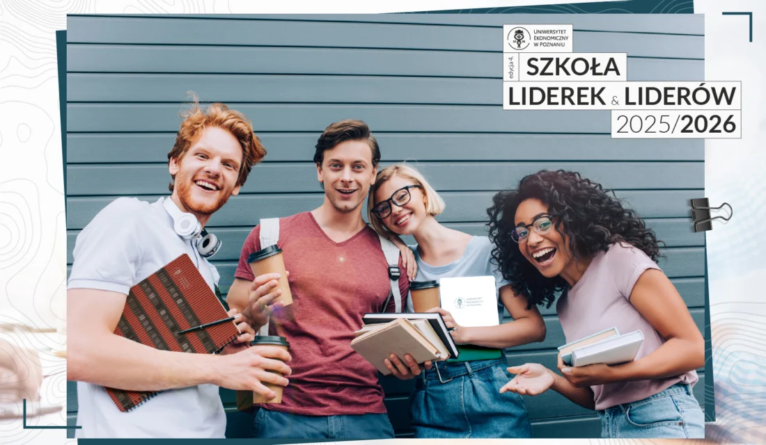 Czworo uśmiechniętych młodych ludzi trzymających książki, notesy i kubki z kawą, pozujących na tle szarej ściany, z widoczną w prawym górnym rogu grafiką Uniwersytetu Ekonomicznego w Poznaniu oraz napisem „Szkoła Liderek i Liderów 2025/2026”.