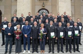 Absolwenci studiów menedżerskich dla kadry oficerskiej PSP oraz uczestnicy uroczystości na UEP.