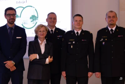 Uczestnicy i organizatorzy pierwszej edycji studiów menedżerskich dla kadry oficerskiej PSP na UEP.